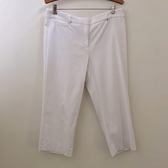 Pants - White Stretch capris pants Size 14